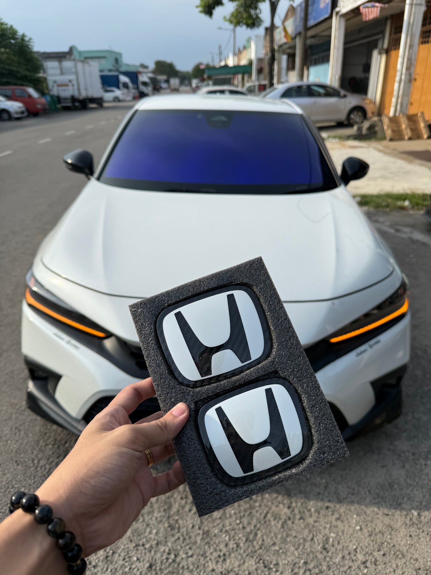 Pearl White Series Honda Dry Carbon Emblem