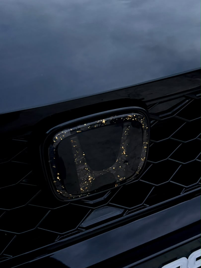 (Custom) Black+Gold Flakes Honda Dry Carbon Emblem